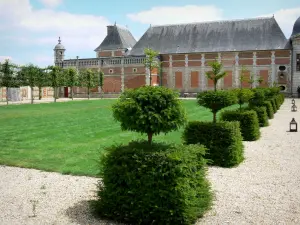 Château du Champ de Bataille - Cut shrubs, lawn and facade of the château; in the town of Le Neubourg