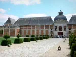 Château du Champ de Bataille - Alley lined with cut shrubs leading to the entrance of the château; in the town of Le Neubourg