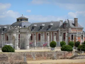 Château du Champ de Bataille - Facade of the château; in the town of Le Neubourg