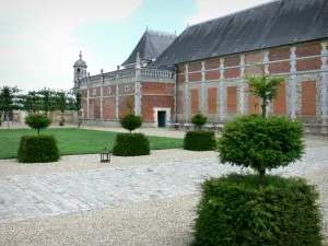 Château du Champ de Bataille - Cut shrubs, lawn and facade of the château; in the town of Le Neubourg