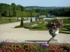 Le château de Champs-sur-Marne - Château de Champs-sur-Marne: Parc du château : jardin à la française avec ses parterres de broderies et de fleurs, ses allées, ses bassins et ses arbres