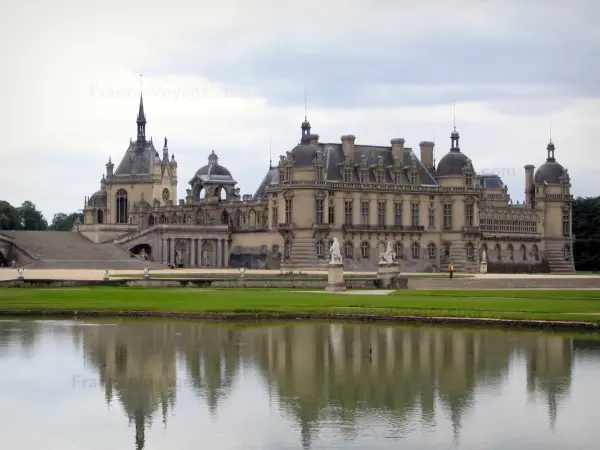 Château de Chantilly - Château, abritant le musée Condé, avec sa chapelle et son parc (pelouses et bassin d'eau)