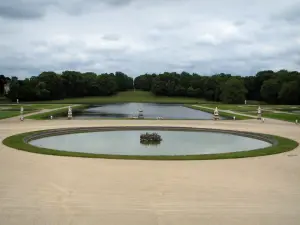 Château de Chantilly - Park: French-style formal garden of Le Nôtre: Gerbe ornamental lake, La Manche, statues, flowerbeds, and trees of the park in background