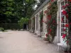 Château de Chantilly - Parc : façade de la maison de Sylvie ornée de roses rouges (rosiers grimpants)