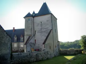 Château de La Chapelle-d'Angillon - Donjon carré du château (musée Alain-Fournier) et arbres