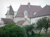 Château de Chareil-Cintrat - Corps de logis, tour et dépendances du château