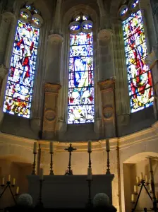 Château de Chenonceau - Inside of the chapel and its stained glass windows