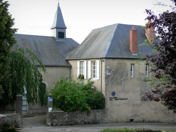 Château-Chinon - Ehemaliges Nonnenkloster der Clarisses (Klarissenkloster) bergend das Museum des Septennat; im Regionalen Naturpark des Morvan