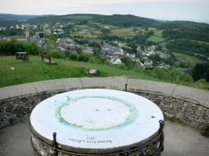Château-Chinon - Ausblick des Kalvarienbergs: Panoramatafel mit Blick auf die Dächer von Château-Chinon (Stadt) und die grüne Landschaft des Morvan; im Regionalen Naturpark des Morvan
