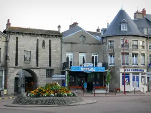 Château-Chinon - Tor Notre-Dame, Blumenbeet, Geschäfte und Fassaden von Château-Chinon (Stadt); im Regionalen Naturpark des Morvan