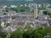 Château-Chinon - Blick auf den Glockenturm der Kirche Saint-Romain und die Schieferdächer von Château-Chinon (Stadt); im Regionalen Naturpark des Morvan