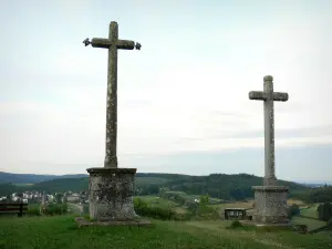 Château-Chinon - Kalvarienberg Ausblick: Missionskreuz mit Blick auf die grüne Landschaft des Morvan; im Regionalen Naturpark des Morvan