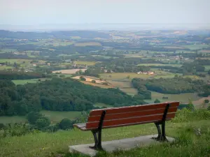 Château-Chinon - Kalvarienberg Ausblick: Sitzbank mit Aussicht auf den Morvan und den Bazois