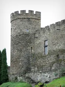 Château de Chouvigny - Tour crénelée du château fort médiéval ; dans le val de Sioule (gorges de la Sioule)