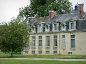 Château de Cirey-sur-Blaise - Façade du château de Cirey ; dans la vallée de la Blaise