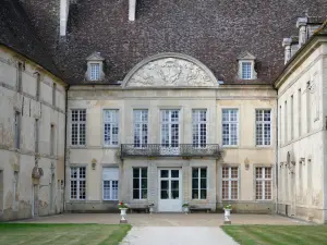 Château de Commarin - Corps de logis et sa cour d'honneur