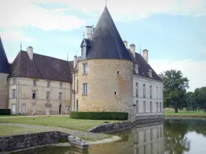 Château de Commarin - Château entouré de douves en eau