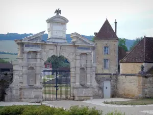Château de Commarin - Portail d'entrée des communs