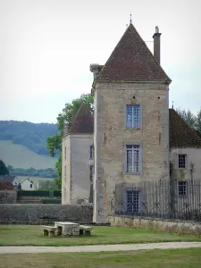 Château de Commarin - Tours carrées du château