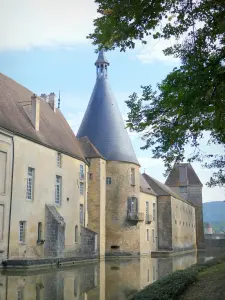 Château de Commarin - Tours, façades et douves du château