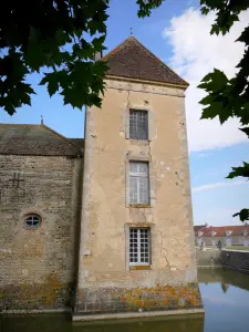 Château de Commarin - Tour carrée et douves du château