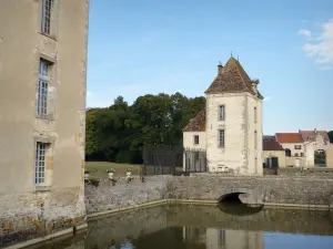 Château de Commarin - Tours carrées et pont enjambant les douves