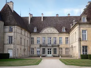 Château de Commarin - Corps de logis et sa cour d'honneur