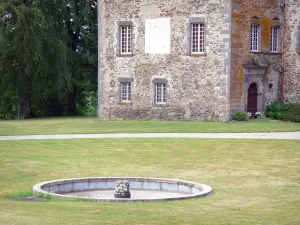 Château de Conros - Donjon féodal et bassin du parc