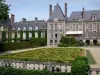 Château de Courances - Château de style Louis XIII, dépendances et parterre de broderie de buis du jardin à la française