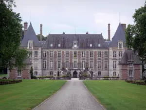 Château de Courances - Allée d'honneur, bordée de pelouses, menant au château de style Louis XIII
