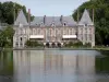 Château de Courances - Façade du château se reflétant dans les eaux du Miroir