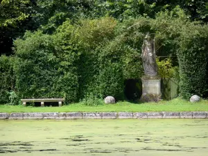 Château de Courances - Parc du château : la Gerbe (pièce d'eau), statue (sculpture), banc et végétaux