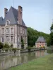 Château de Courances - Partie du château, douves et pavillon