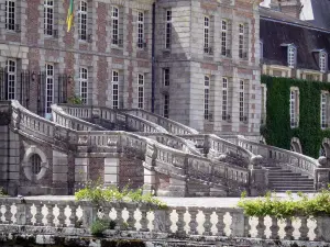 Château de Courances - Escalier en fer à cheval du château
