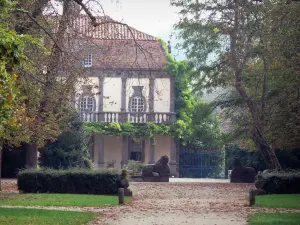 Château de Davayat - Gentilhommière Louis XIII, lions sculptés, portail, allée bordée de pelouses et arbres