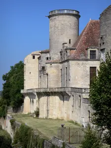 Château de Duras - Tower and facade of the château