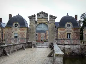 Château de La Ferté-Saint-Aubin - Pavillons d'entrée et douves ; en Sologne
