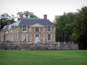 Château de La Ferté-Saint-Aubin - Orangerie, pelouse et arbres ; en Sologne
