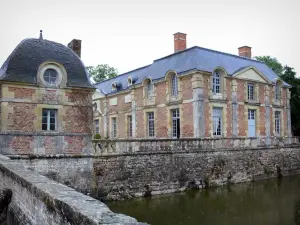 Château de La Ferté-Saint-Aubin - Pavillon d'entrée, douves et orangerie ; en Sologne