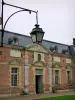 Château de La Ferté-Saint-Aubin - Entrée des écuries et lampadaire ; en Sologne