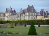 Château de Fontainebleau - Palais de Fontainebleau et grand parterre du jardin à la française