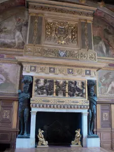 Château de Fontainebleau - Intérieur du palais de Fontainebleau : Grands Appartements : salle de bal et sa cheminée monumentale