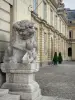 Château de Fontainebleau - Palais de Fontainebleau : statue de la cour de la Fontaine