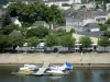 Château-Gontier - Rivière Mayenne, bateaux amarrés à un ponton, quai, maisons et bâtiments de la ville