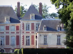 Château de Guermantes - Pavilion and facade of the château