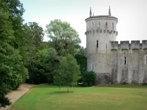 Château-Guillaume - Tour et enceinte de la forteresse médiévale, pelouse et arbres ; sur la commune de Lignac, dans le vallon de l'Allemette, dans le Parc Naturel Régional de la Brenne