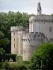 Château-Guillaume - Dungeon y las torres de la fortaleza medieval, la ciudad de Lignac, en el valle de la Allemette, en el Parque Natural Regional de la Brenne