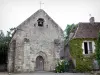 Château-Guillaume - Kirche, Hortensien und Dorfhaus; in der Gemeinde Lignac, im kleinen Allemette-Tal, im Regionalen Naturpark Brenne