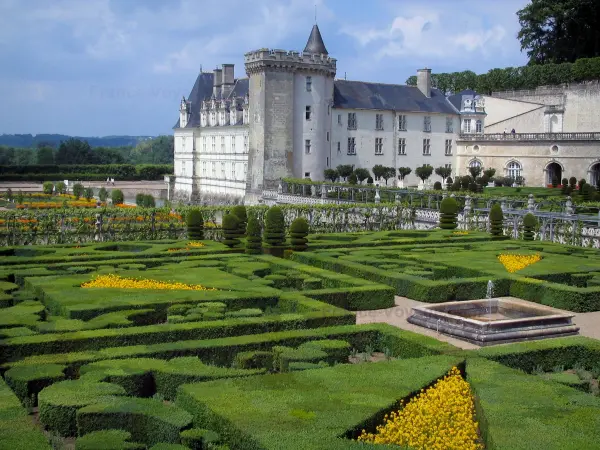 Château et jardins de Villandry - Jardin d'ornement avec vue sur le château et son donjon