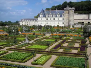 Château et jardins de Villandry - Château et son donjon dominant le jardin potager (légumes et fleurs)